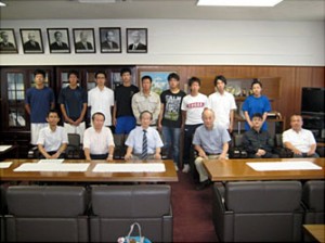 校長室での集合写真