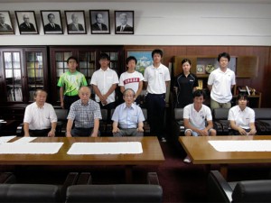 校長室での集合写真
