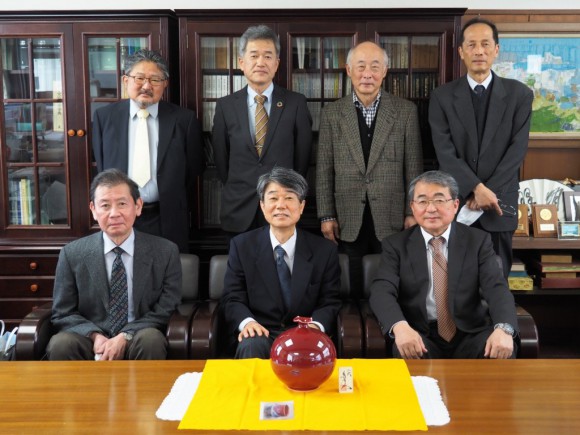 東田校長先生(中央)と中島新校長先生(向かって左) (令和3年3月29日 退官記念品贈呈式)